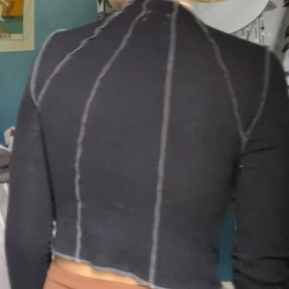 cropped long sleeve stitched top - Picture 3 of 3